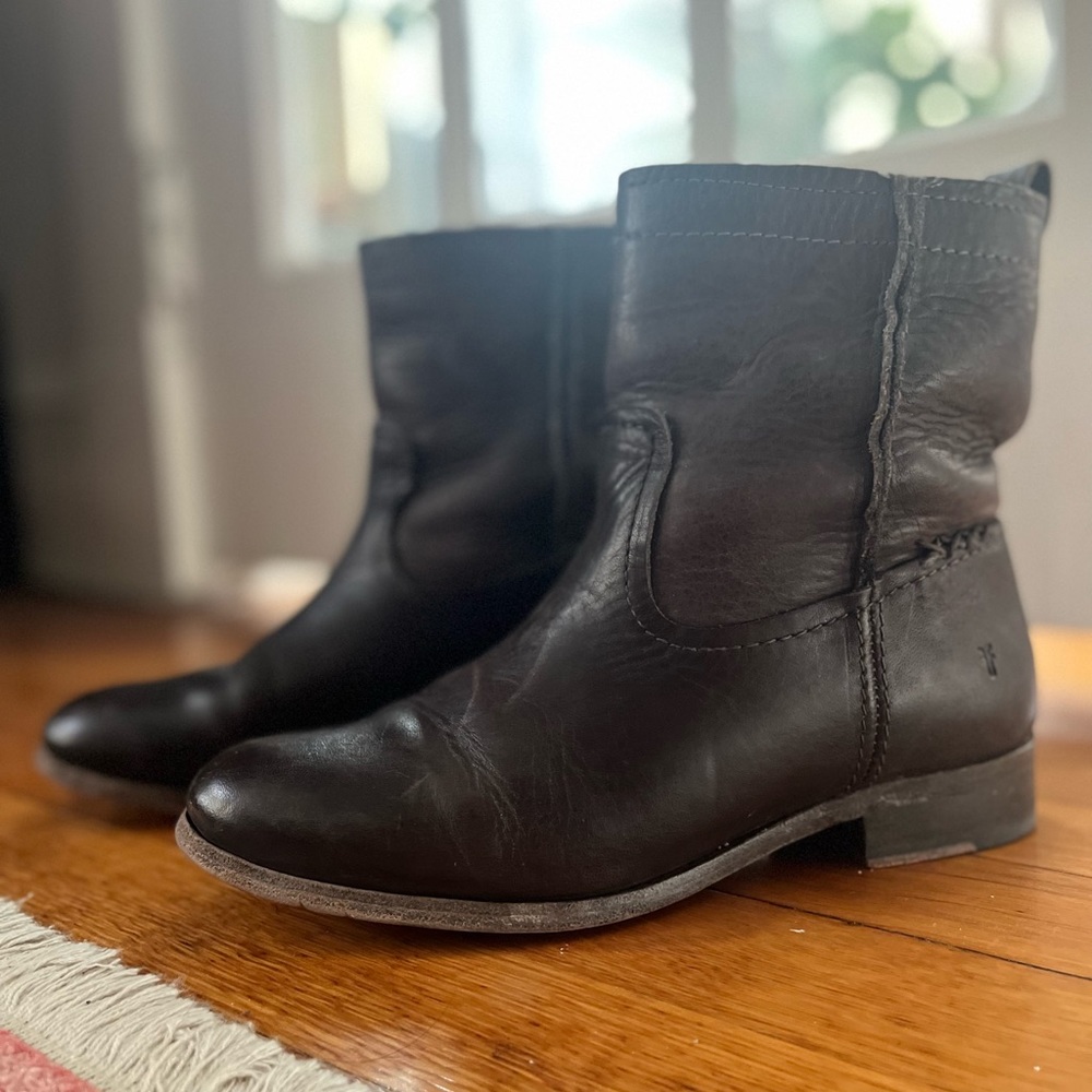 Frye Cara Short Boot in Brown size 7